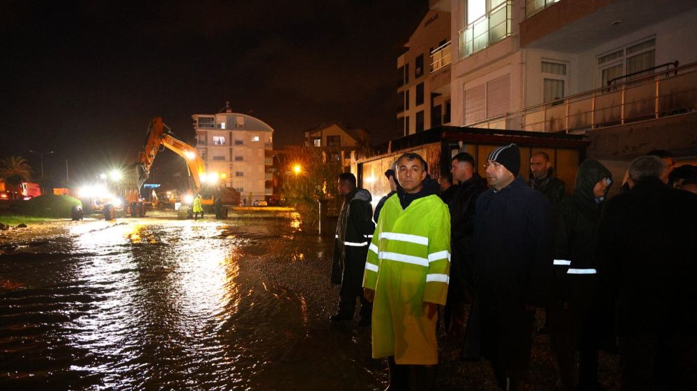 Manavgat'ta şiddetli yağmur hayatı olumsuz etkiledi, Yetkililer incelemelerde bulundu