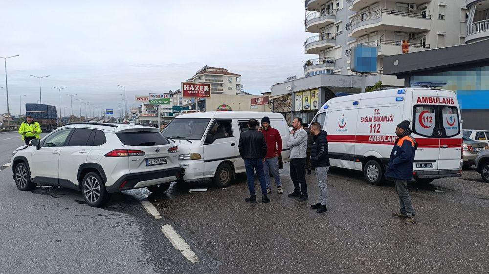 Manavgat'ta trafik kazası Kamyonet sürücüsü yaralandı