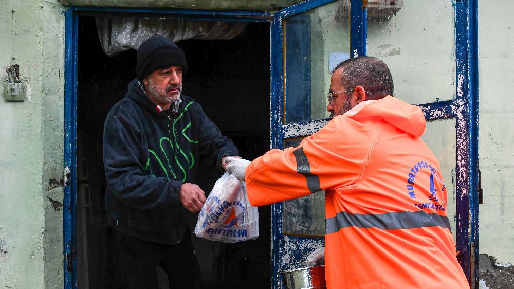 Muratpaşa Belediyesi şiddetli yağışlara rağmen sıcak yemek dağıtımını sürdürüyor