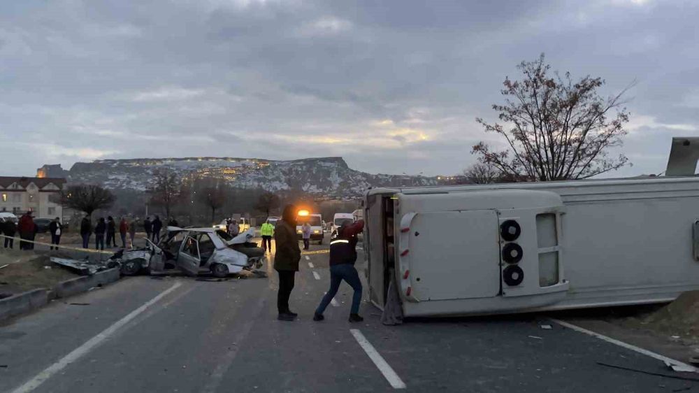 Nevşehir Ürgüp'te otomobille çarpışan öğrenci servisi devrildi: 24 yaralı