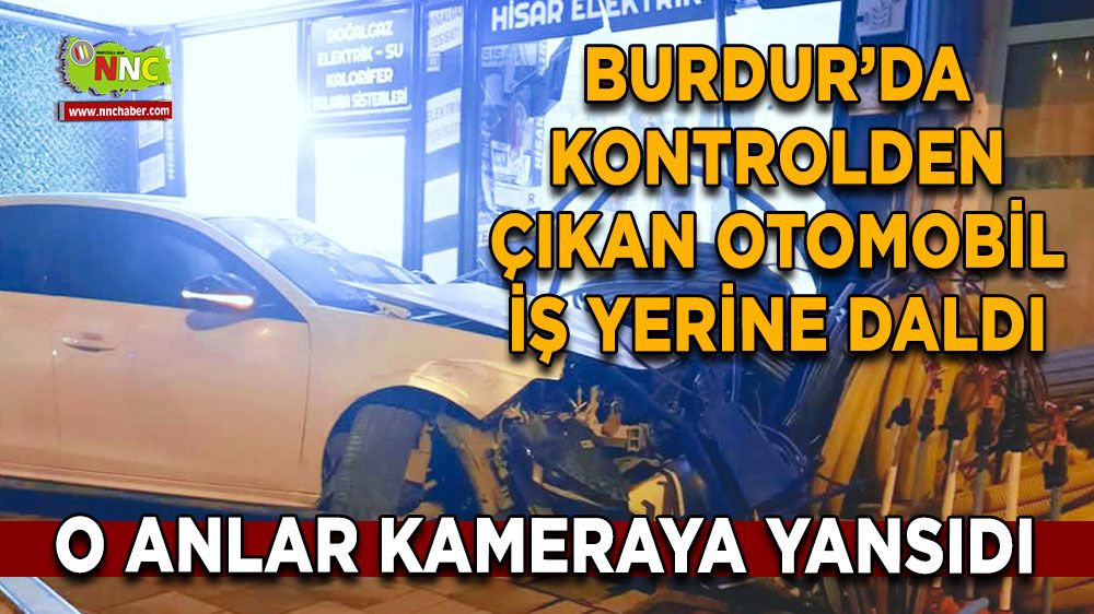  O anlar kameraya yansıdı Kontrolden çıkan otomobil iş yerine daldı!