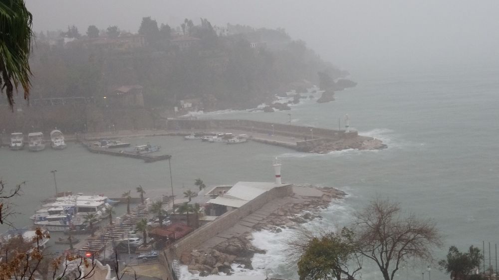 Sağanak yağmur trafiği olumsuz etkiledi Konyaaltı'nda sis oluştu