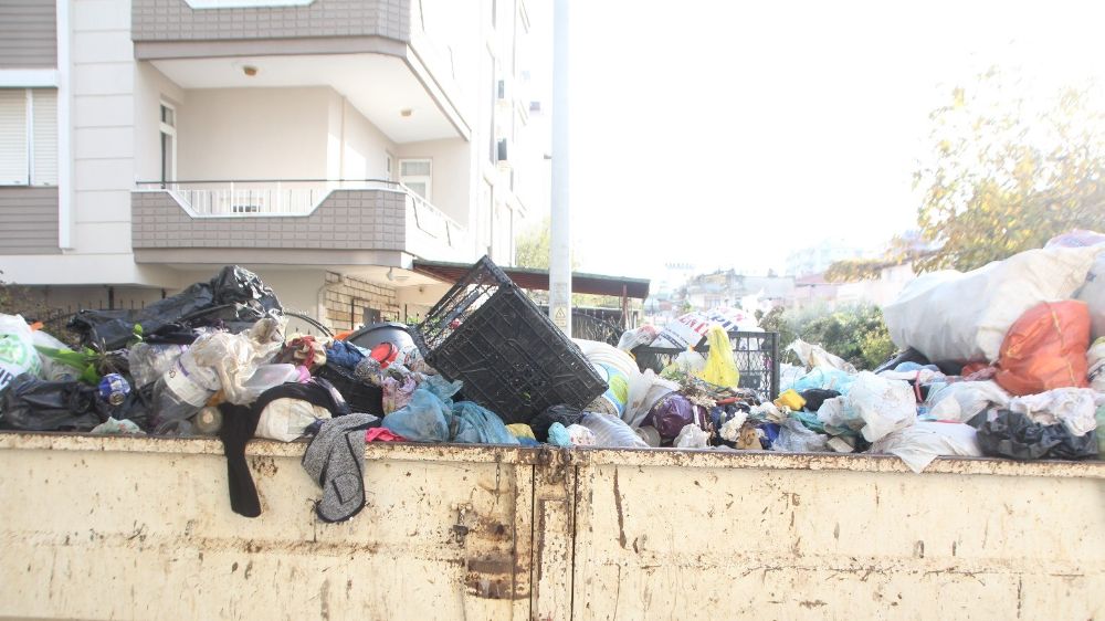 Serik'te çöp evi krizi Apartman sakinlerinden şikayet yağdı