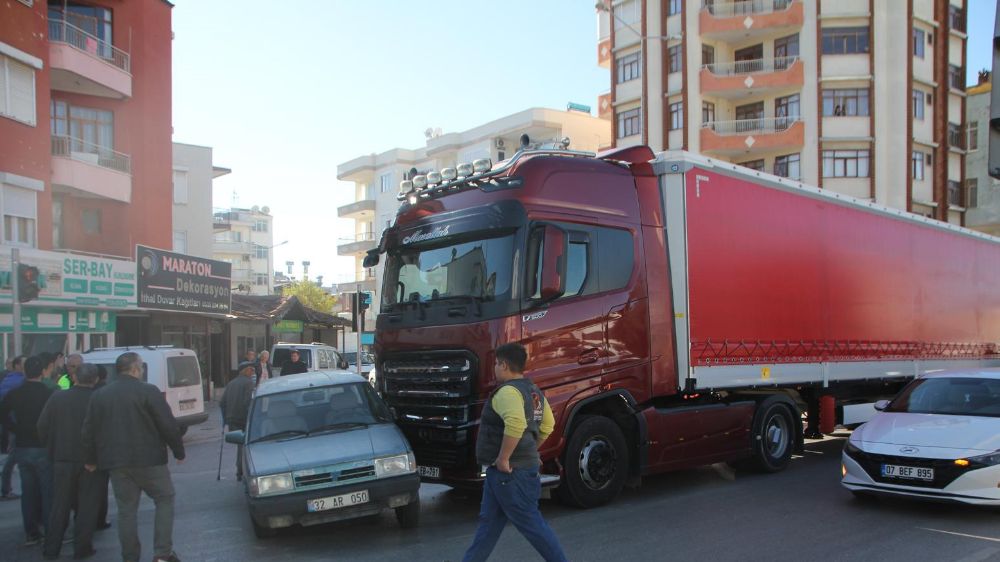 Serik'te tır ile otomobil çarpıştı İkinci kazada yaya yaralandı