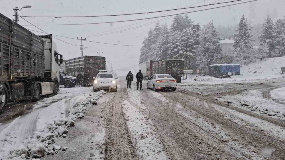 Tunceli’de Cankurtaran Geçidi zincirsiz ağır tonajlı araçlara kapatıldı