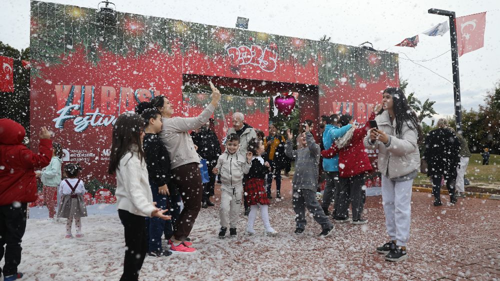 Yapay kar yağışı ve eğlence dolu etkinliklerle yeni yıl festivali