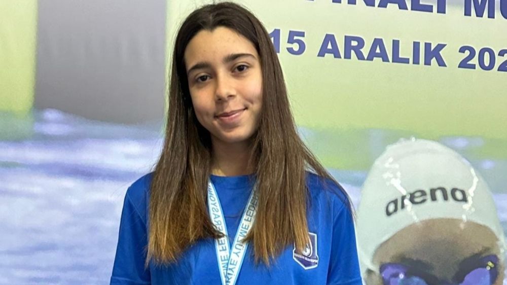 Yunusemre Belediyespor'un yüzücüsü Elif Aşanlı, Bursa'da gümüş madalya kazandı