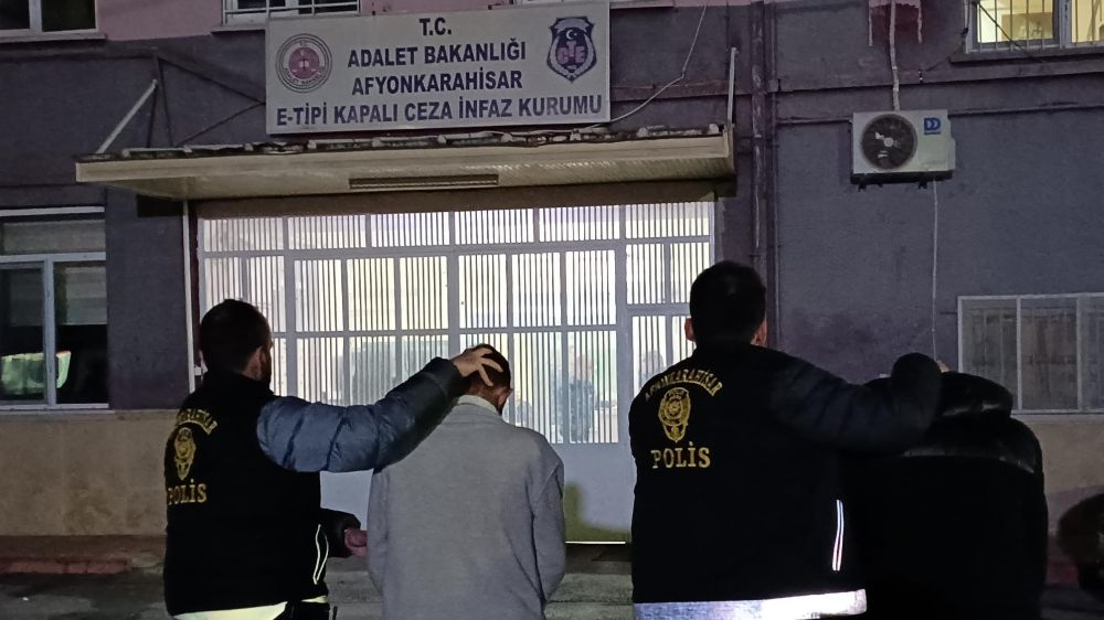 Afyon'da 19 yaşındaki gencin annesini öldürdüğü cinayette 2 kişi tutuklandı