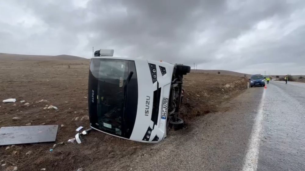 Afyonkarahisar'da devrilen tur otobüsünde 3 Çinli turist yaralandı