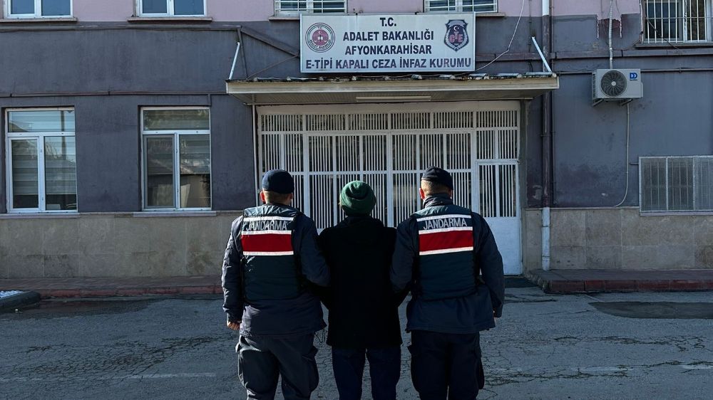 Afyonkarahisar'da dolandırıcılık suçundan aranan şahıs yakalandı