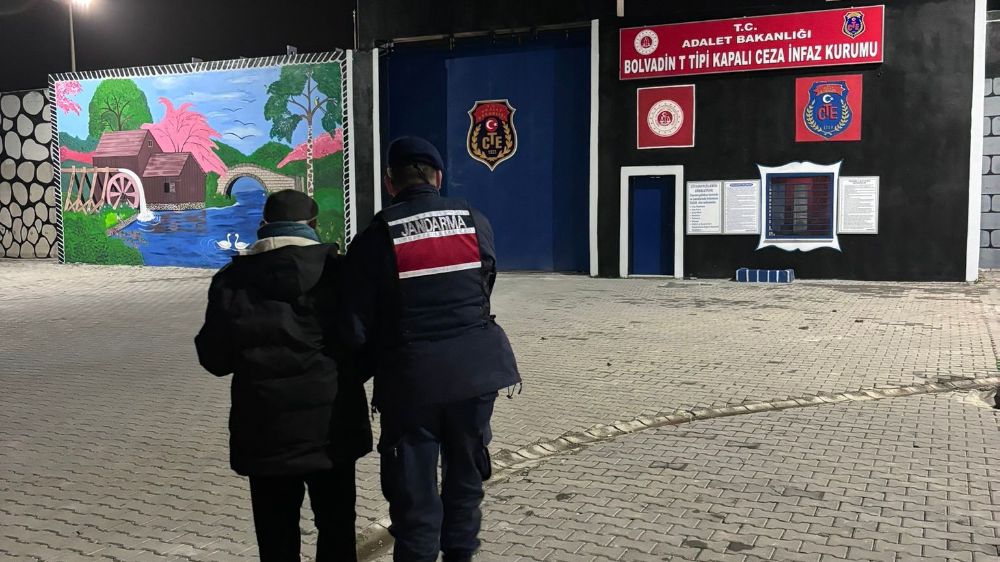 Afyonkarahisar'da jandarma ekipleri aranan şahsı yakaladılar