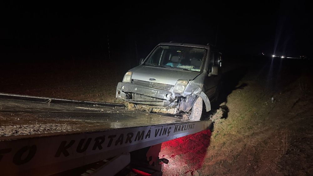 Afyonkarahisar'da trafik kazası Tarım arazisine giren araçta 5 yaralı