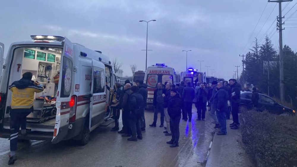 Ankara Çubuk'ta 2 minibüs 2 otobüs birbirine girdi: 26 Kişi yaralandı.  