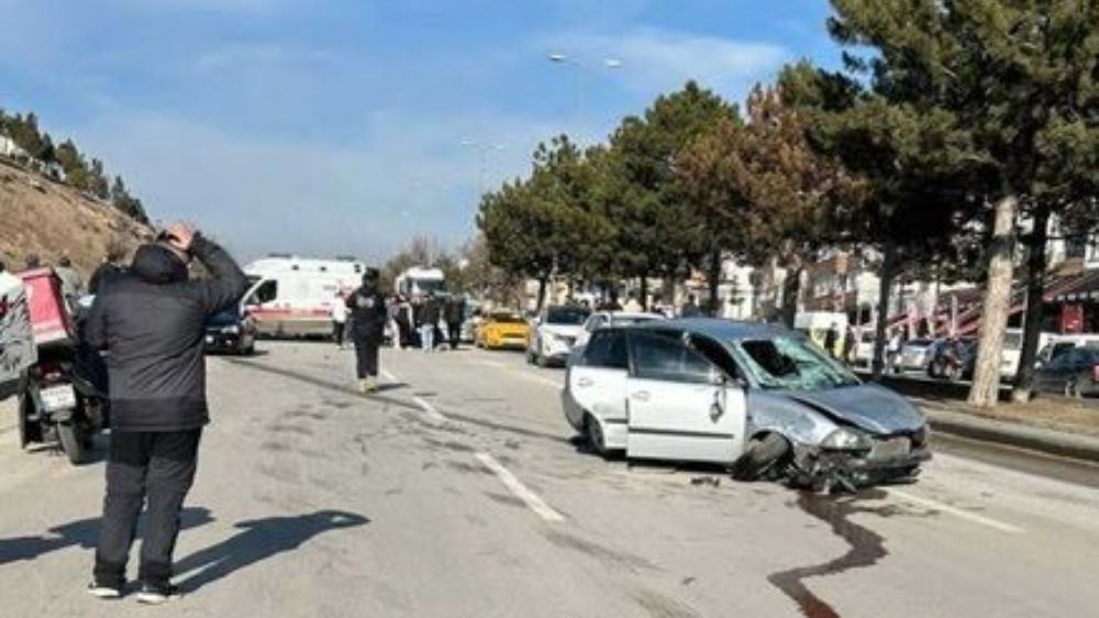 Ankara Mamak'ta Otomobil Yayalara Çarptı: 3 Yaralı!