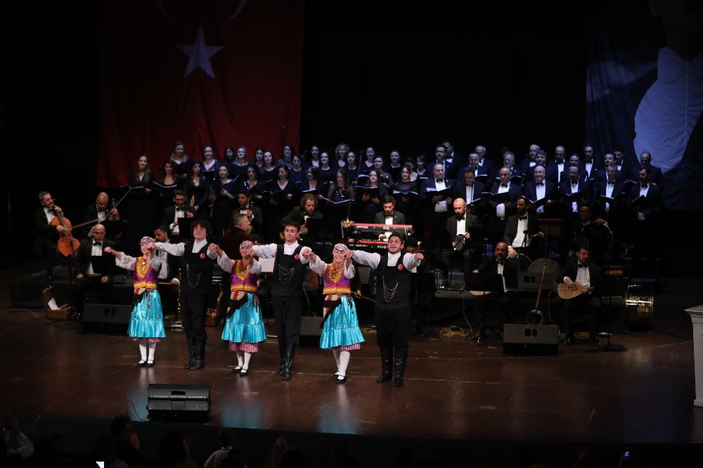 Antalya, 2025'e türkülerle girdi Yeni yıl konseri büyük beğeni topladı