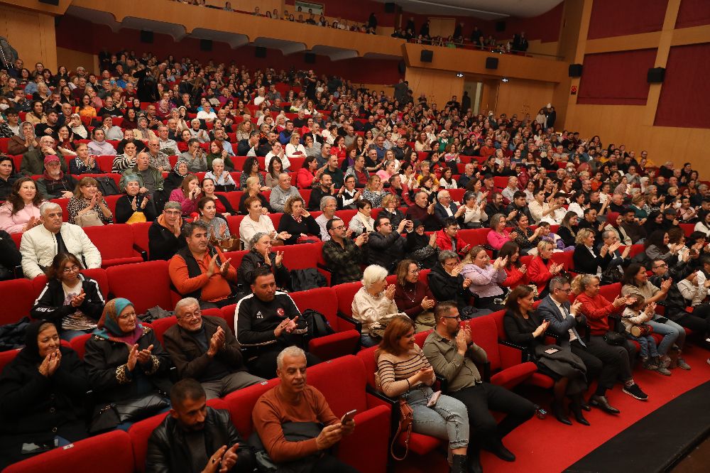 Antalya, 2025'e türkülerle girdi Yeni yıl konseri büyük beğeni topladı