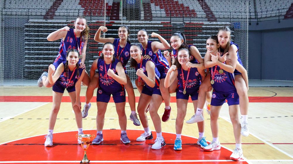 Antalya Büyükşehir Belediyesi Kız Basketbol B Takımı, U16 ligi şampiyonu oldu