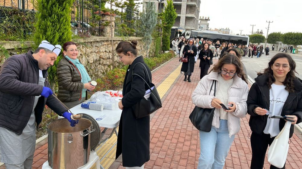 Antalya Büyükşehir Belediyesi'nden ALKÜ kampüsünde öğrencilere çorba ikramı