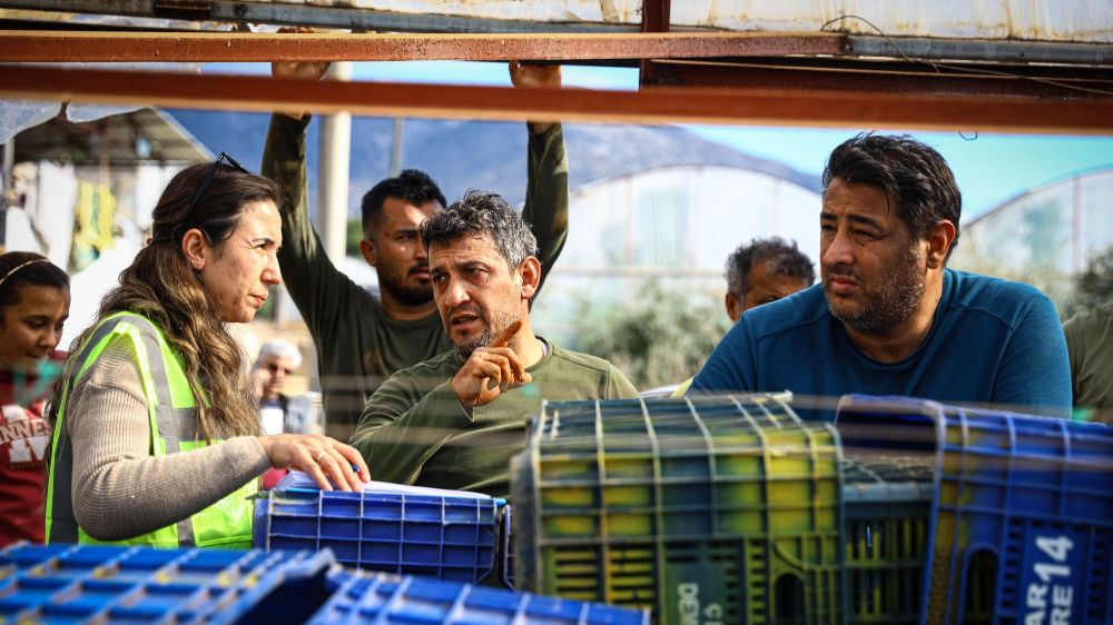 Antalya  Büyükşehir Belediyesinden Demre'deki Dolu zararına destek 