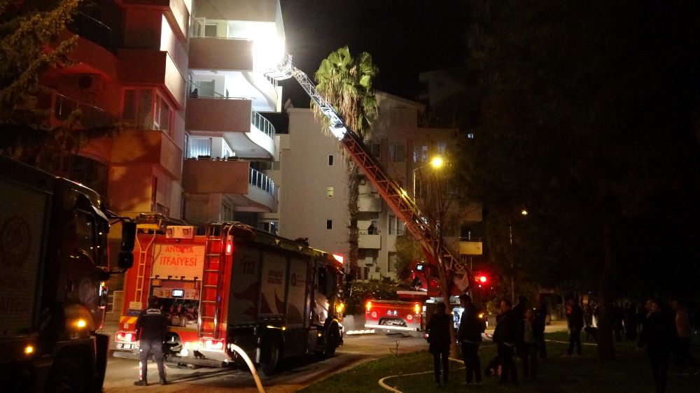 Antalya'da apartman dairesinde ev yangını paniğe neden oldu