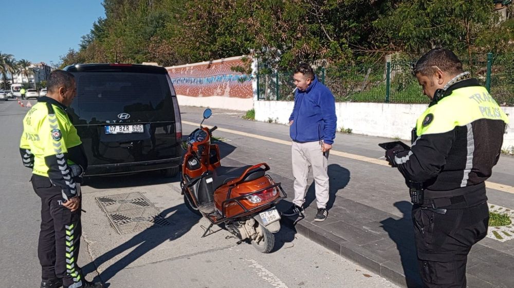 Antalya'da ceza yememek için uygulamadan kaçtılar Polis engeli ile karşılaştılar