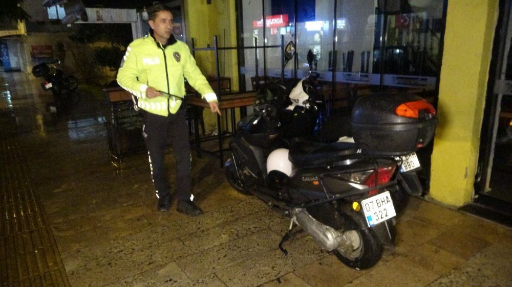 Antalya'da kaza motosiklet ile otomobil çarpıştı 2 yaralı 