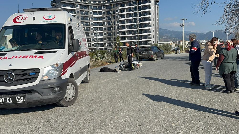 Antalya'da kaza otomobil ile iki motosikletli çarpıştı 