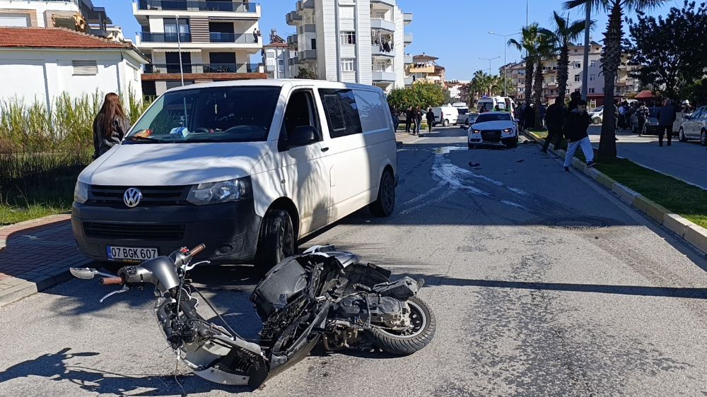 Antalya'da kaza otomobil ile motosiklet çarpıştı Motosiklettekiler karşı şeride fırladı  