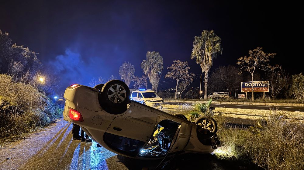 Antalya'da kaza otomobil yayaya çarptı takla attı 