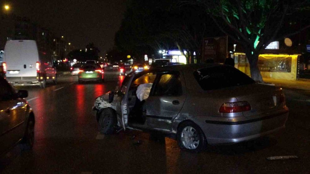 Antalya'da kazada hurdaya dönen 3 araç burunları bile kanamadan çıktılar