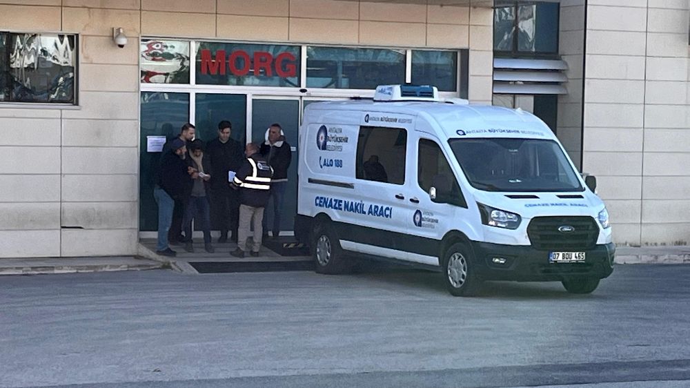 Antalya'da maddi hasarlı kaza tartışmasında hayatını kaybeden genç babanın cenazesi teslim alındı