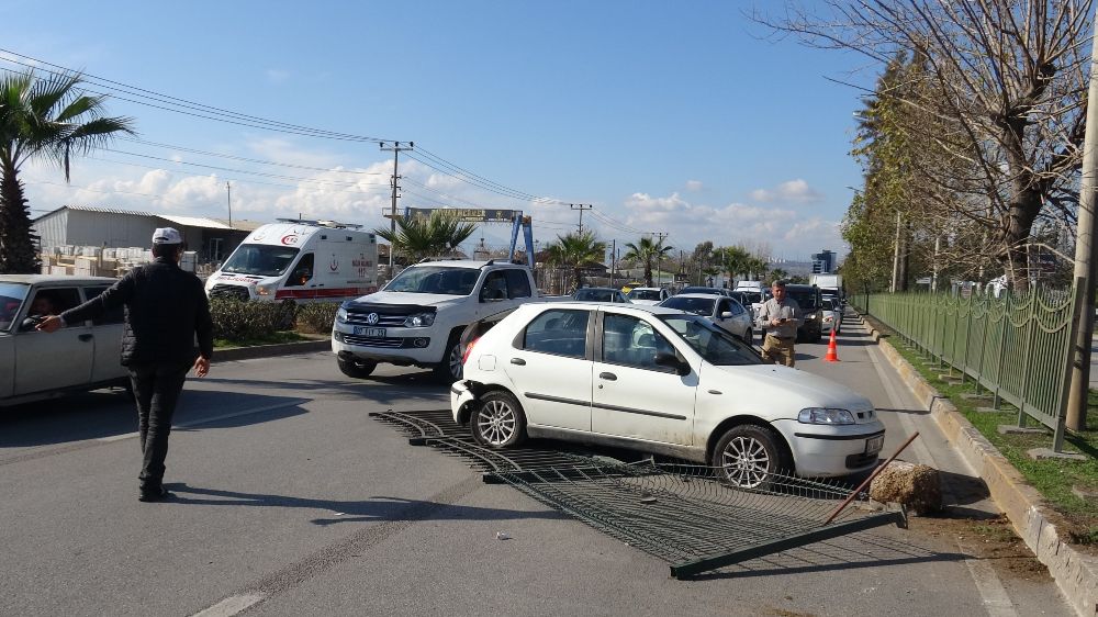 Antalya'da makas atan araç kazası 2 yaralı