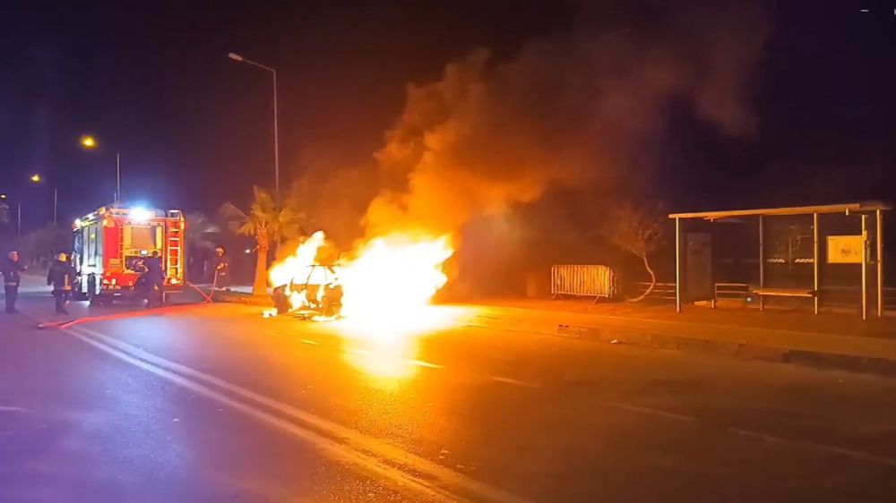 Antalya'da seyir halindeki otomobil alev aldı