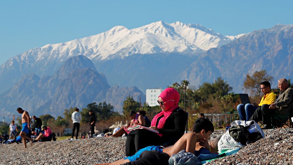 Antalya’da tatilcilerden yeni yılın ilk gününde sahile akın