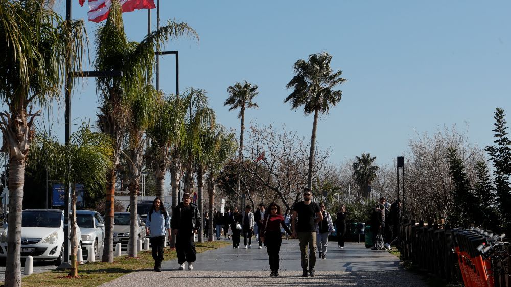 Antalya'da yazdan kalma günler Sıcak havayı fırsat bilenler sahilleri doldurdu