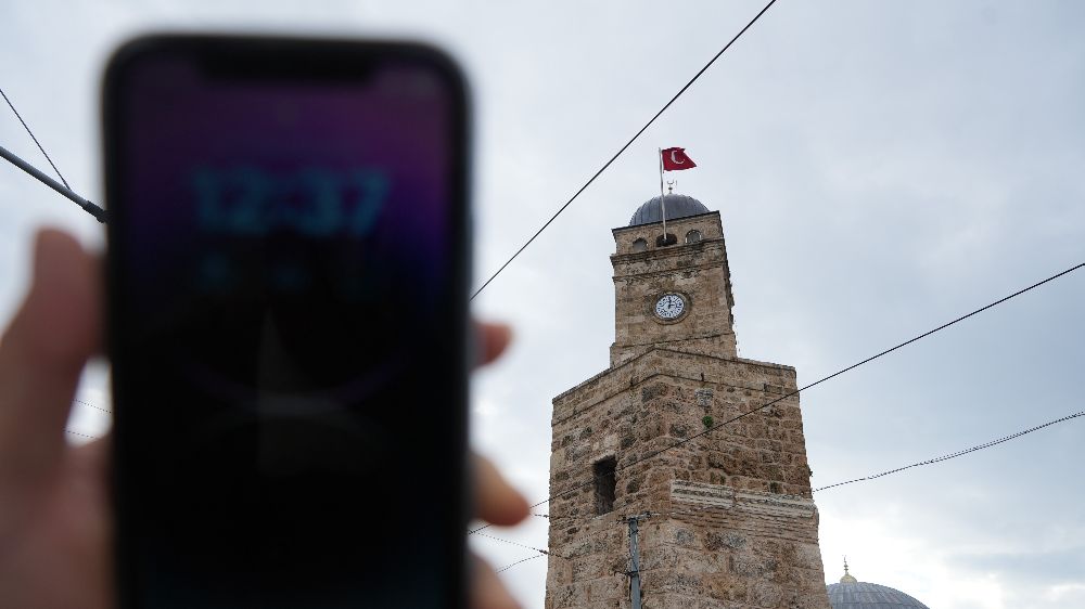 Antalya Kaleiçi Saat Kulesi'ndeki yeni saat sürekli aksama yaşıyor Vatandaşlar hayal kırıklığına uğradı