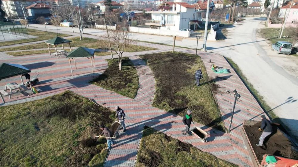 Antalya Korkuteli'nde Park ve Bahçelerde Bakım Çalışmaları  Devam Ediyor