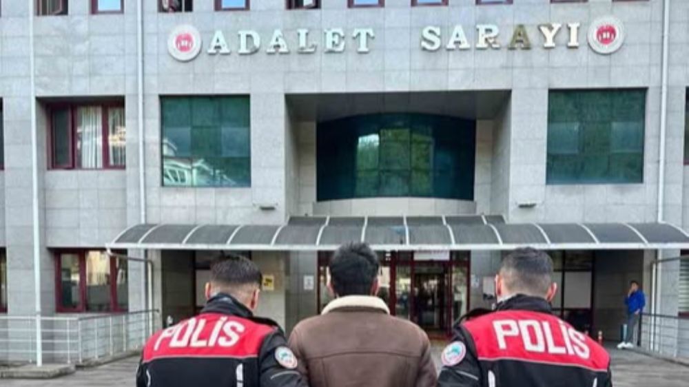 Antalya Manavgat'ta 17,5 yıl hapis cezası bulunan şahıs motosikletli polis timleri tarafından yakalandı