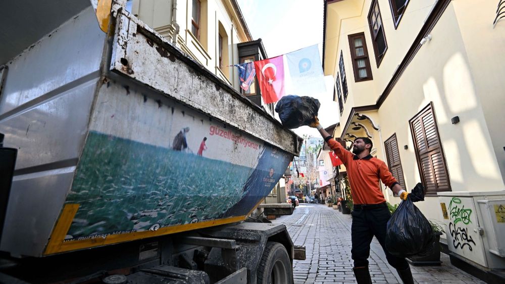 Antalya Muratpaşa Belediyesi tarihi Kaleiçi’nin temizliği için çöpte dedektiflik yapıyor işte nedeni 