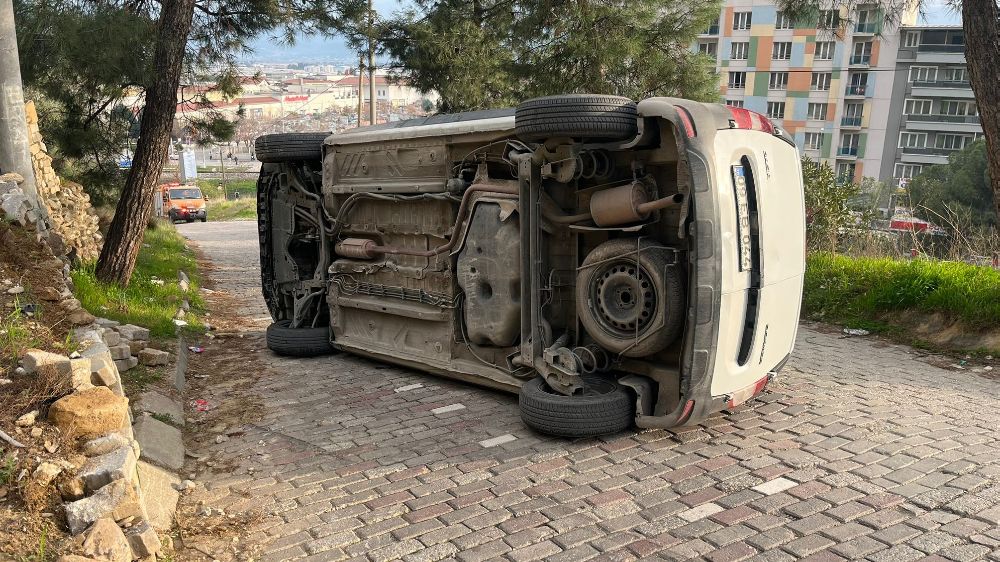 Aydın'da kaza ticari araç yan yattı