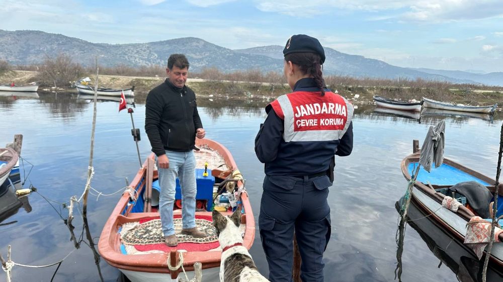 Bafra Gölü'nde yasa dışı balık avcılığına karşı jandarma denetimi