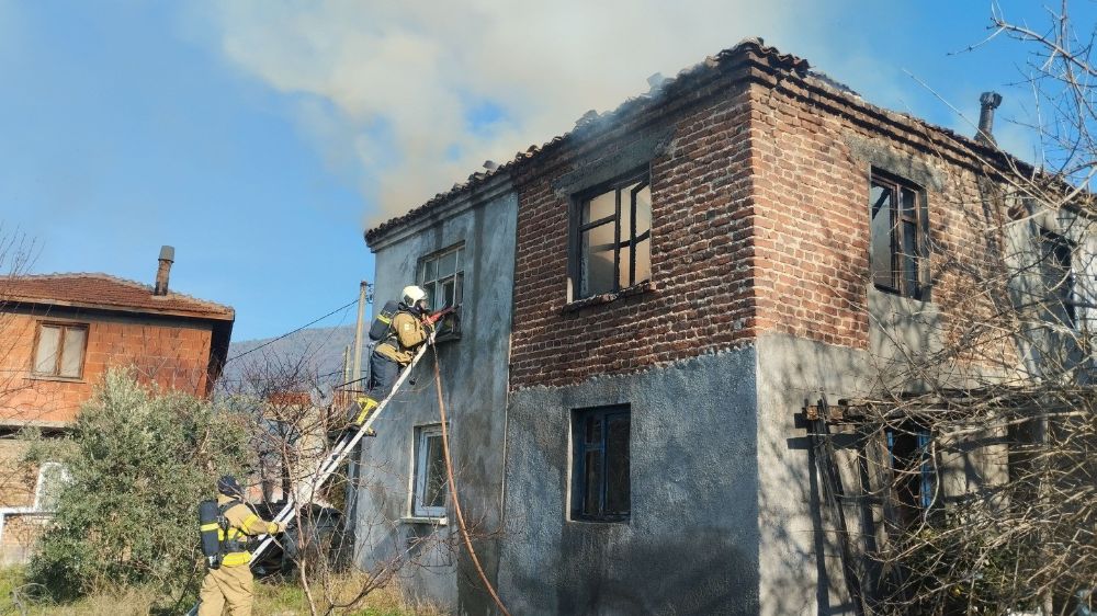 Balıkesir'de ev yangını korkuttu Ev kullanılmaz hale geldi