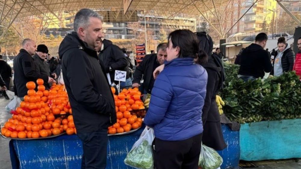 Başkan Çetin, pazar yerinde vatandaş ve esnafla buluştu