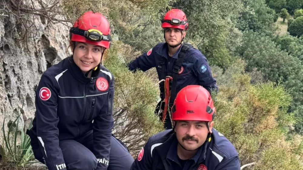 Demre İtfaiyesi, mahsur kalan keçileri zorlu operasyonlarla kurtardı