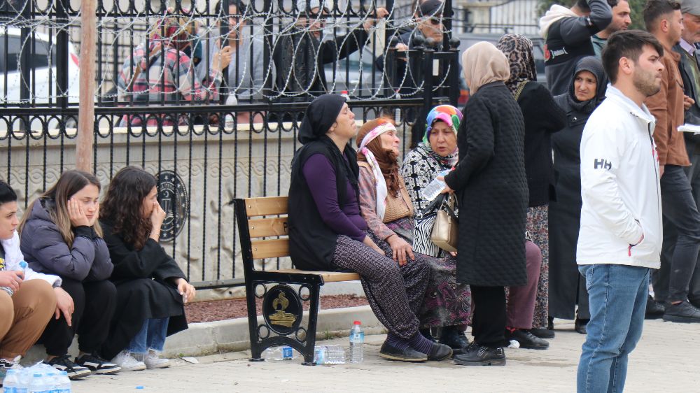 Denizli'de feci kazada hayatını kaybedenlerin acılı yakınları adli tıp önünde cenazelerini bekliyorlar