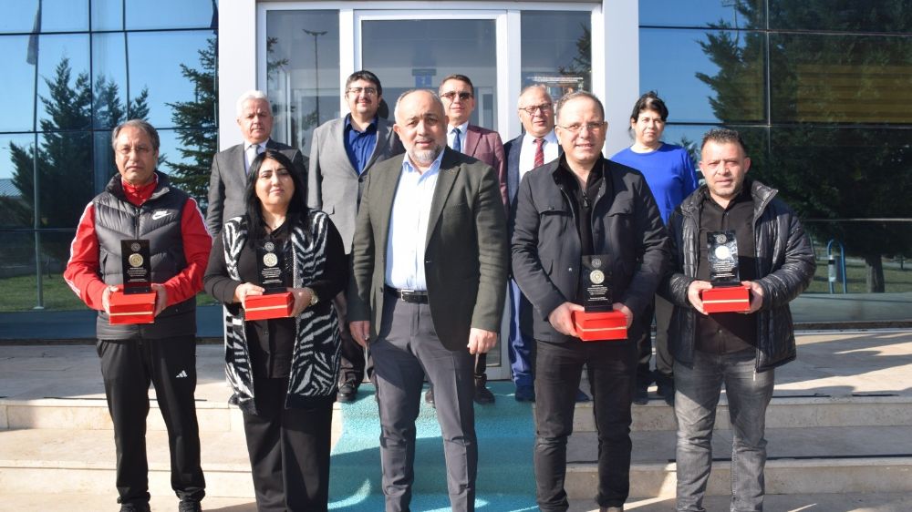 Emekliye ayrılan personellere plaket takdim edildi