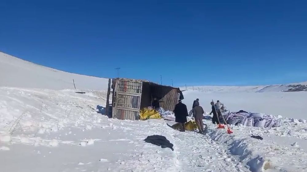 Erzurum'da kaza yem yüklü tır devrildi