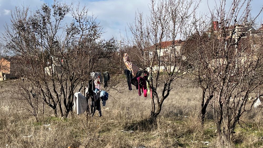 Eskişehir'de kış ortasında kuruması için ağaca asılan elbiseler