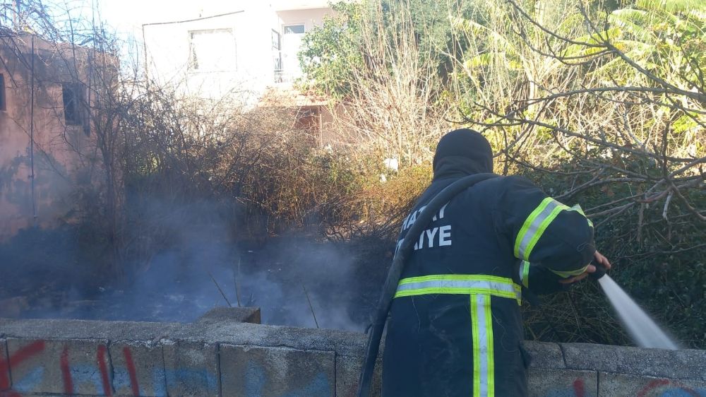 Hatay'da evin bahçesinde yangın çıktı 