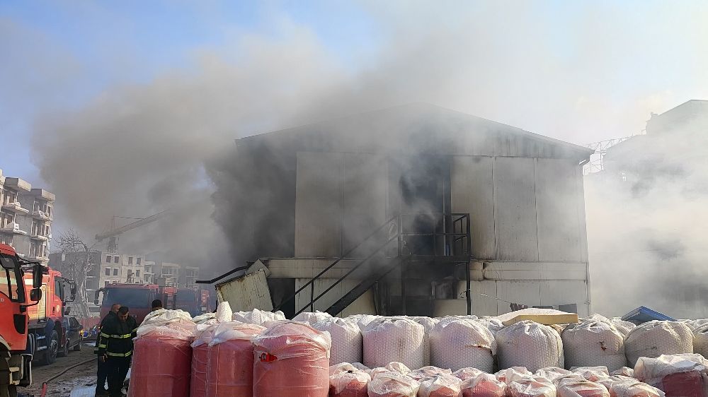 Hatay'da konteyner yatakhane alevlere teslim oldu